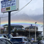 お店の外に珍しく低い虹が(*_*)